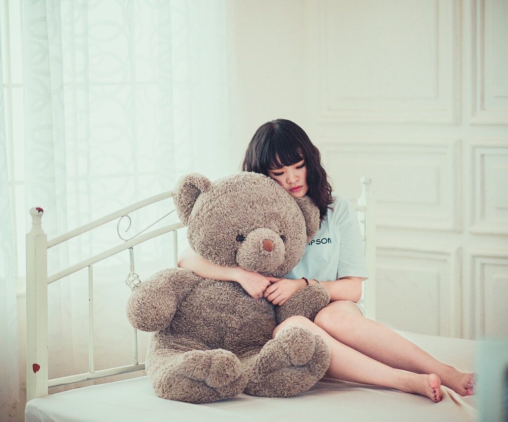 girl, bedroom, bear-1733341.jpg